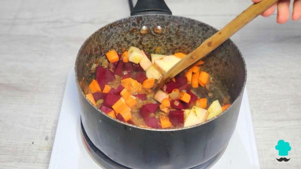 Receta de Crema de remolacha y manzana: suave, deliciosa y llena de antioxidantes - Paso 3