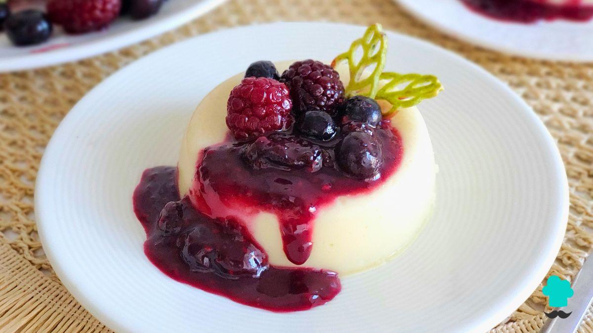 Receta de Panna cotta de frutos rojos: el postre más cremoso y fresco que se prepara sin horno