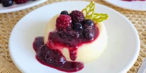 Receta de Panna cotta de frutos rojos: el postre más cremoso y fresco que se prepara sin horno