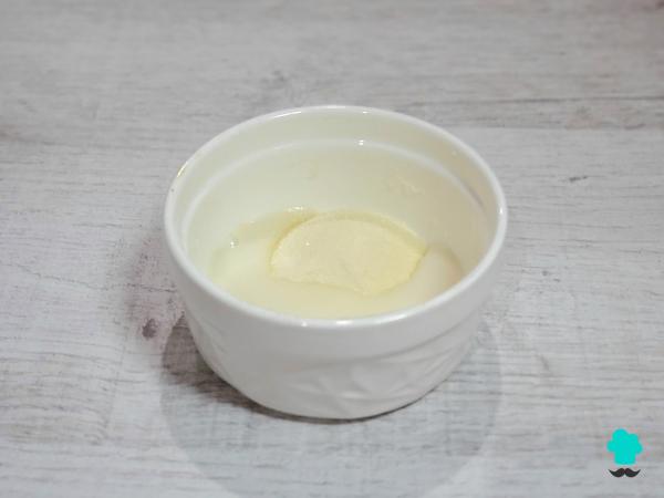 Receta de Panna cotta de frutos rojos: el postre más cremoso y fresco que se prepara sin horno - Paso 1