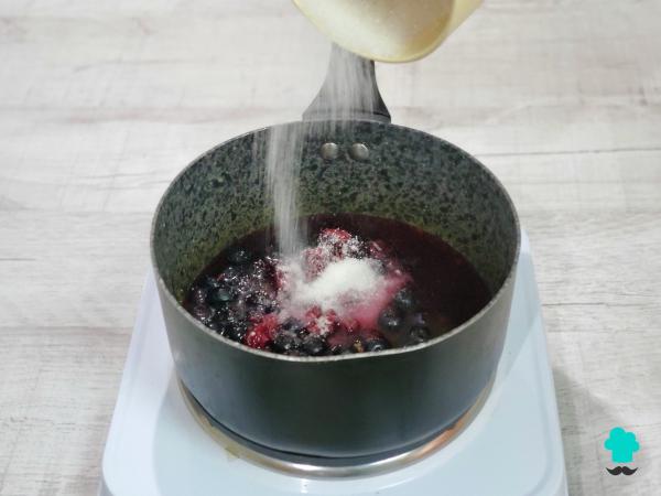 Receta de Panna cotta de frutos rojos: el postre más cremoso y fresco que se prepara sin horno - Paso 6