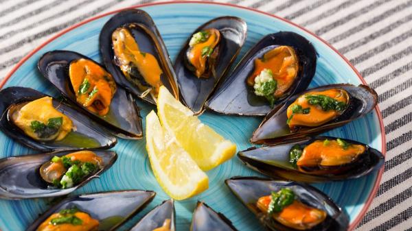 Los chefs gallegos coinciden: “Los mejillones al vapor mejoran si usas muy poca agua y no los amontonas en la olla” - La receta definitiva para unos mejillones al vapor perfectos