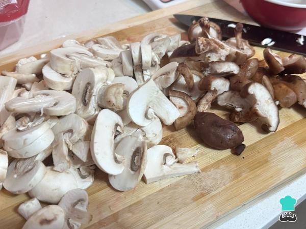 Receta de Arroz meloso con secreto y setas: el plato casero con el que siempre aciertas si tienes invitados - Paso 2