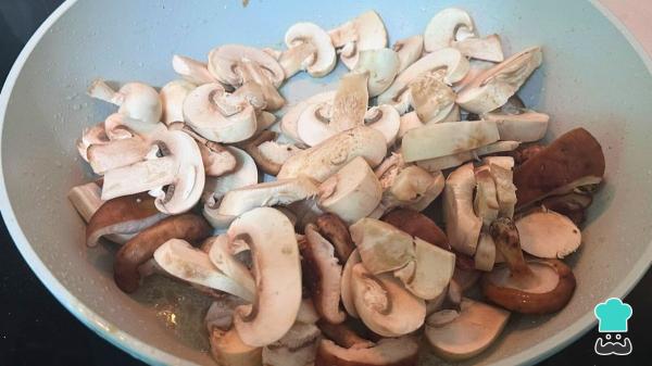 Receta de Arroz meloso con secreto y setas: el plato casero con el que siempre aciertas si tienes invitados - Paso 3