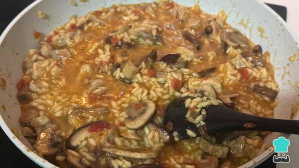 Receta de Arroz meloso con secreto y setas: el plato casero con el que siempre aciertas si tienes invitados - Paso 9