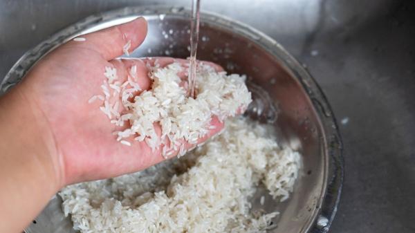 Jordi Cruz, chef: “Para que el arroz blanco quede perfecto, basta con 600 ml de agua, 5 g de sal y 19 minutos” - El primer paso lo cambia todo: lavar el arroz