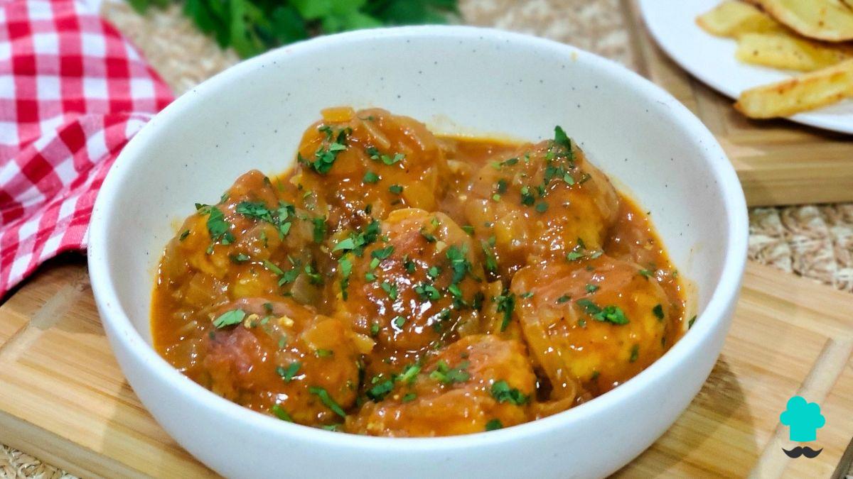 Receta de Albóndigas de pollo en salsa española: jugosas, tiernas y perfectas para mojar pan