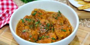 Receta de Albóndigas de pollo en salsa española: jugosas, tiernas y perfectas para mojar pan