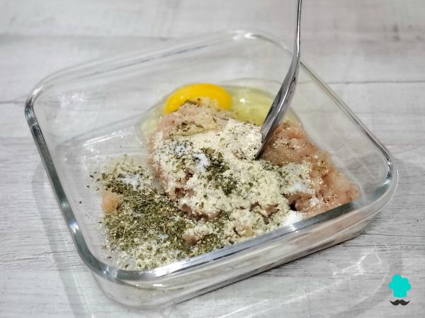 Receta de Albóndigas de pollo en salsa española: jugosas, tiernas y perfectas para mojar pan - Paso 1