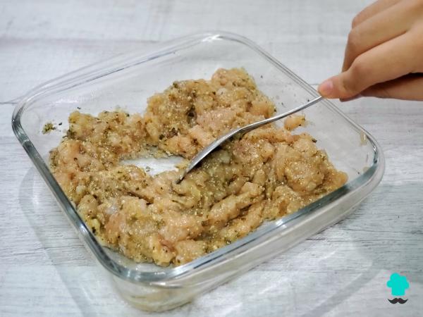 Receta de Albóndigas de pollo en salsa española: jugosas, tiernas y perfectas para mojar pan - Paso 2