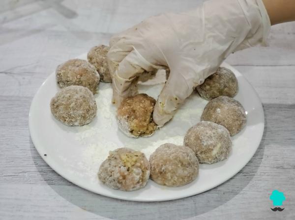 Receta de Albóndigas de pollo en salsa española: jugosas, tiernas y perfectas para mojar pan - Paso 3