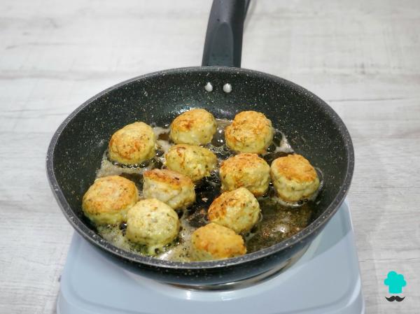 Receta de Albóndigas de pollo en salsa española: jugosas, tiernas y perfectas para mojar pan - Paso 4