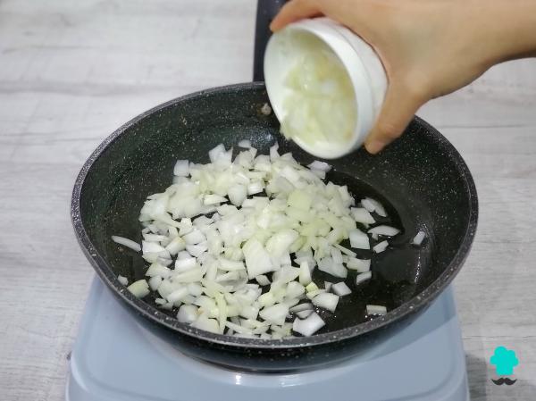 Receta de Albóndigas de pollo en salsa española: jugosas, tiernas y perfectas para mojar pan - Paso 5
