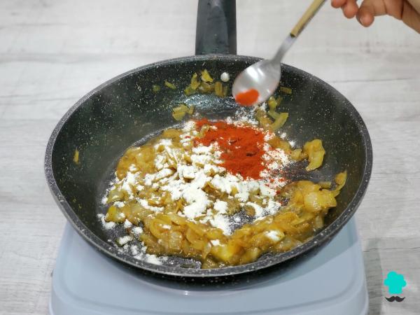 Receta de Albóndigas de pollo en salsa española: jugosas, tiernas y perfectas para mojar pan - Paso 6
