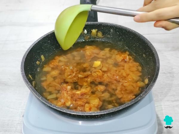Receta de Albóndigas de pollo en salsa española: jugosas, tiernas y perfectas para mojar pan - Paso 7