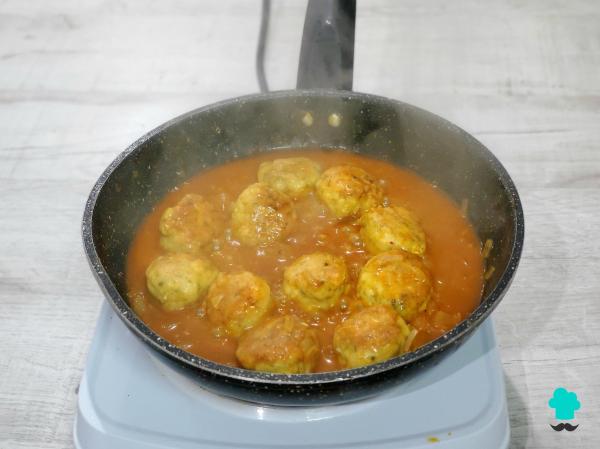 Receta de Albóndigas de pollo en salsa española: jugosas, tiernas y perfectas para mojar pan - Paso 8