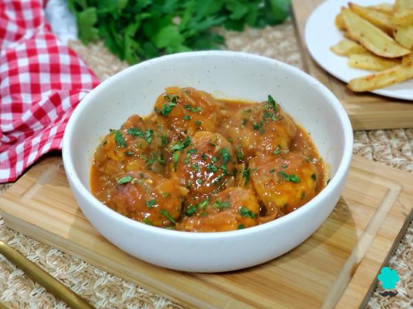Receta de Albóndigas de pollo en salsa española: jugosas, tiernas y perfectas para mojar pan - Paso 9
