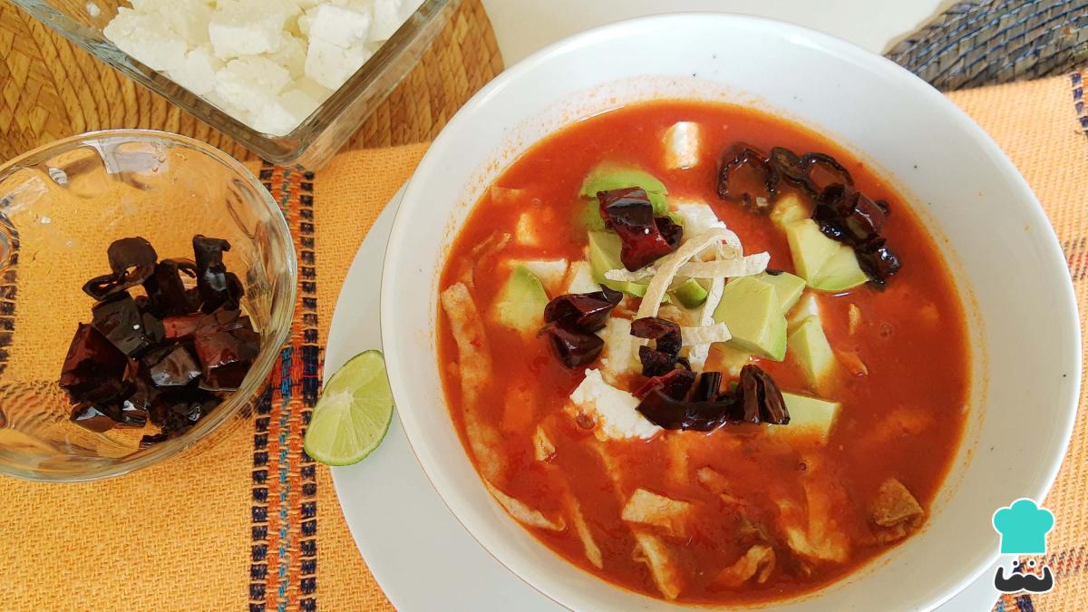 Receta de Sopa de tortilla con chile guajillo
