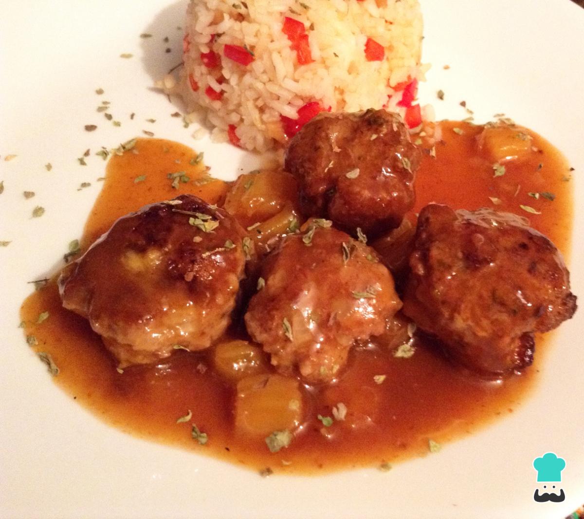 Receta de Albóndigas con arroz a la hawaiana