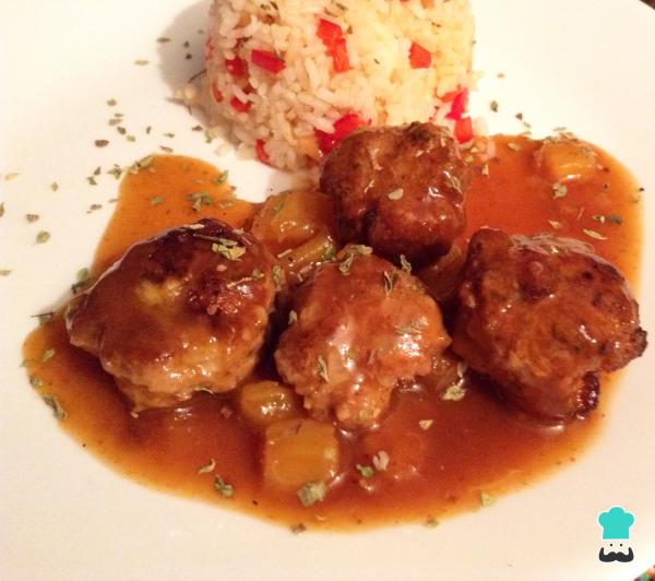 Receta de Albóndigas con arroz a la hawaiana