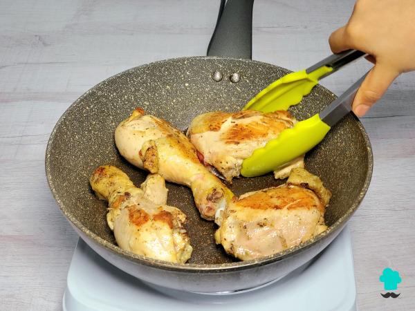 Receta de Pollo con sanfaina: el plato tradicional catalán que convierte unas verduras en un guiso muy sabroso - Paso 1
