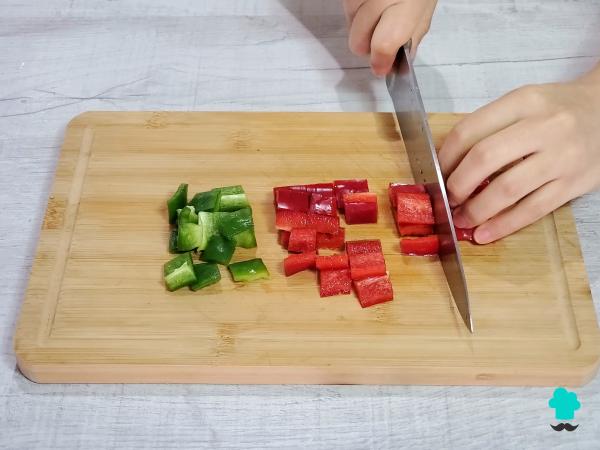 Receta de Pollo con sanfaina: el plato tradicional catalán que convierte unas verduras en un guiso muy sabroso - Paso 2