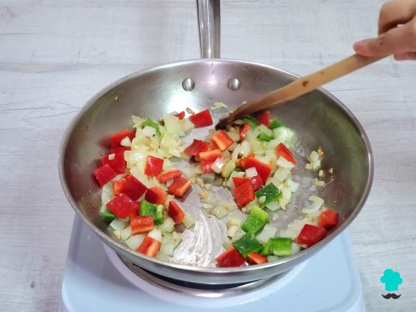 Receta de Pollo con sanfaina: el plato tradicional catalán que convierte unas verduras en un guiso muy sabroso - Paso 6