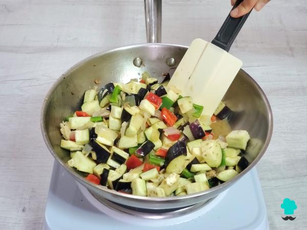 Receta de Pollo con sanfaina: el plato tradicional catalán que convierte unas verduras en un guiso muy sabroso - Paso 7