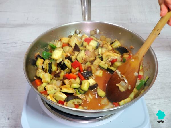 Receta de Pollo con sanfaina: el plato tradicional catalán que convierte unas verduras en un guiso muy sabroso - Paso 8