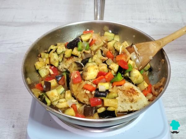 Receta de Pollo con sanfaina: el plato tradicional catalán que convierte unas verduras en un guiso muy sabroso - Paso 9