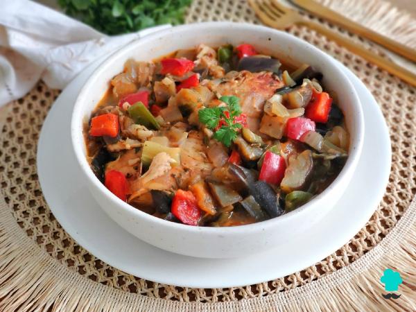 Receta de Pollo con sanfaina: el plato tradicional catalán que convierte unas verduras en un guiso muy sabroso - Paso 10