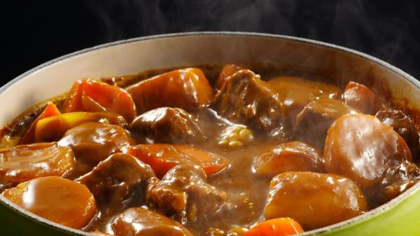 Jordi Cruz, chef: “El guiso de carne más sabroso no se hace con agua, lleva 500 ml de vino tinto y 2 litros de caldo de carne” - Receta del guiso de carne ternera con vino tinto y caldo de Jordi Cruz