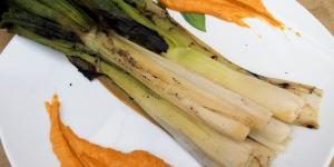 Receta de Calçots a la brasa - Cómo hacer una calçotada