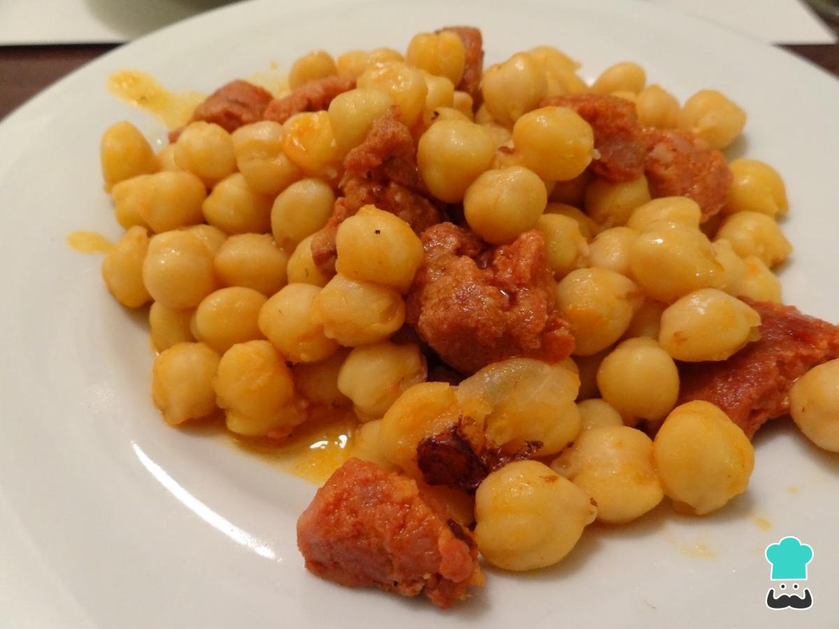 Receta de Morcilla patatera con garbanzos