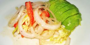 Ensalada de aguacate y cebolla