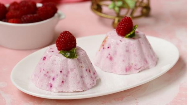 Recetas rápidas y resultonas para Sant Jordi si no tienes tiempo (listas en menos de 30 minutos) - Flan de pétalos de rosa con frambuesas