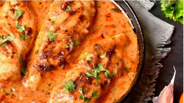 Recetas rápidas y resultonas para Sant Jordi si no tienes tiempo (listas en menos de 30 minutos) - Pollo en salsa de rosas y vino