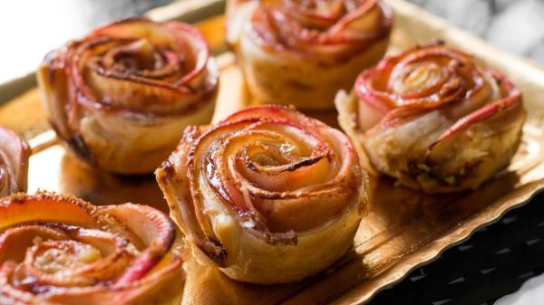 Recetas rápidas y resultonas para Sant Jordi si no tienes tiempo (listas en menos de 30 minutos) - Rosas de hojaldre y manzana