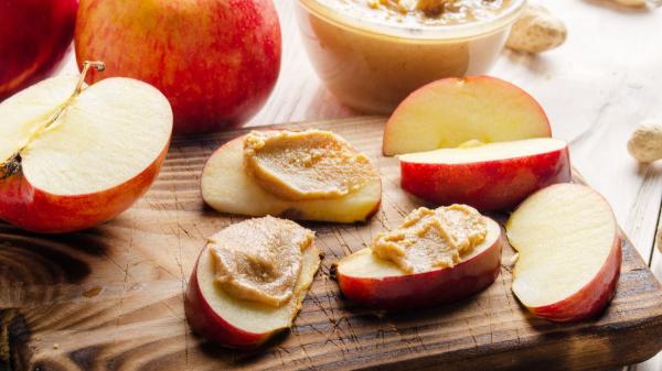 Los cinco desayunos favoritos de los nutricionistas para tener energía sin disparar la glucosa - Fruta entera con mantequilla de cacahuete natural
