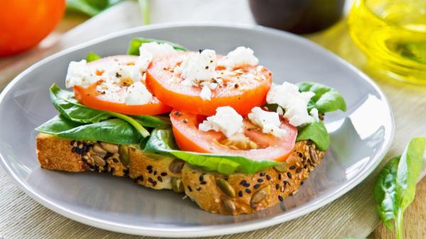 Los cinco desayunos favoritos de los nutricionistas para tener energía sin disparar la glucosa - Pan integral con queso fresco, tomate y aceite de oliva