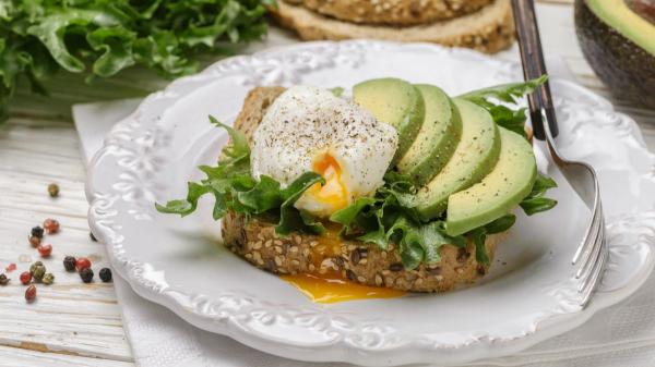 Los cinco desayunos favoritos de los nutricionistas para tener energía sin disparar la glucosa - Tostada integral con aguacate y huevo