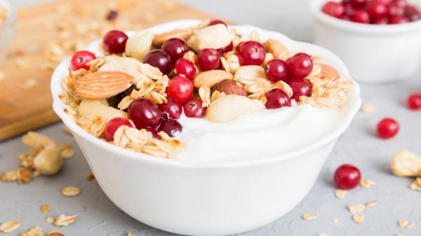 Los cinco desayunos favoritos de los nutricionistas para tener energía sin disparar la glucosa - Yogur natural con frutos secos y fruta fresca