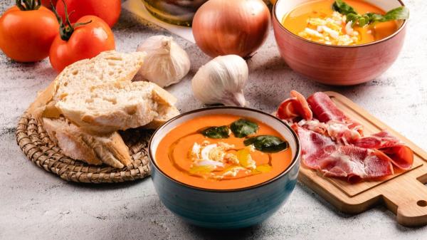 Los chefs cordobeses coinciden: “El salmorejo tradicional no lleva agua, sino 1 kg de tomates, pan de telera y aceite de oliva” - El secreto del auténtico salmorejo está en el tomate y el pan de telera