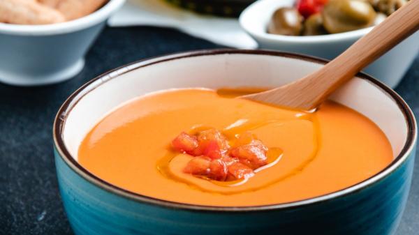 Los chefs cordobeses coinciden: “El salmorejo tradicional no lleva agua, sino 1 kg de tomates, pan de telera y aceite de oliva” - La receta del salmorejo cordobés tradicional y el truco de su emulsión