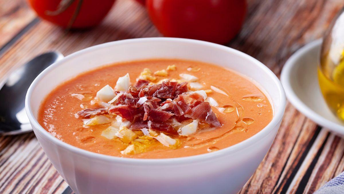 Los chefs cordobeses coinciden: “El salmorejo tradicional no lleva agua, sino 1 kg de tomates, pan de telera y aceite de oliva”