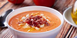Los chefs cordobeses coinciden: “El salmorejo tradicional no lleva agua, sino 1 kg de tomates, pan de telera y aceite de oliva”