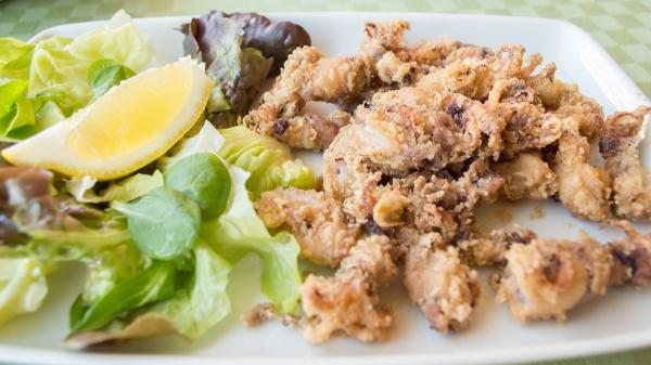 Los chefs andaluces coinciden: “El pescado frito no se reboza con pan rallado, queda más crujiente y jugoso con harina de trigo, garbanzo y especial para freír” - La elección de la harina marca la diferencia entre un rebozado ligero y uno pesado