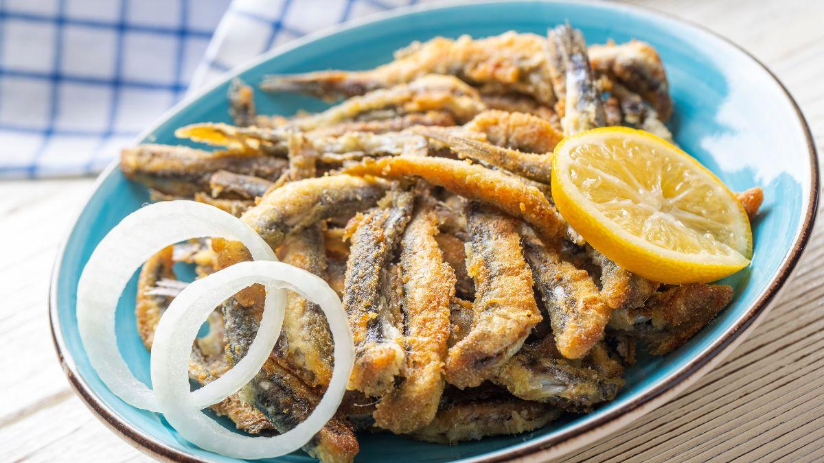 Los chefs andaluces coinciden: “El pescado frito no se reboza con pan rallado, queda más crujiente y jugoso con harina de trigo, garbanzo y especial para freír”