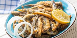 Los chefs andaluces coinciden: “El pescado frito no se reboza con pan rallado, queda más crujiente y jugoso con harina de trigo, garbanzo y especial para freír”