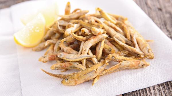 Los chefs andaluces coinciden: “El pescado frito no se reboza con pan rallado, queda más crujiente y jugoso con harina de trigo, garbanzo y especial para freír” - Ni mucho aceite ni frituras largas: así se consigue un pescado frito perfecto